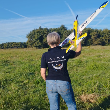 Coach professionnel de dos tenant un EFX jaune, symbolisant la fin du doute et la maîtrise du cap pour une transition professionnelle alignée.